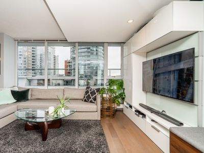 2 Level Downtown Penthouse w Private Roofdeck