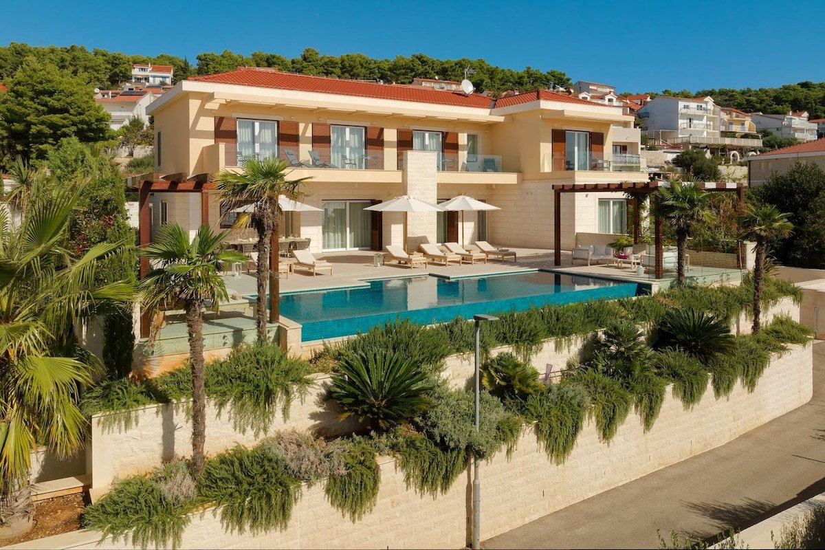 Hvar Deluxe Palace I – Beachfront, Pool & Sauna gallery image 3