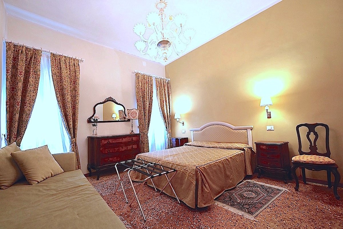 Chandeliers Apartment San Stae gallery image 4