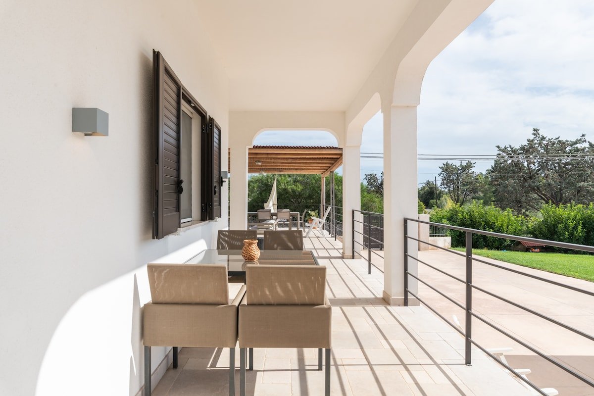 Villa SIlenzio with heated pool in Ostuni gallery image 5