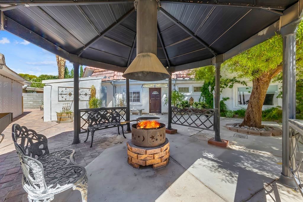 Spacious Retreat Near Strip, Gated, Sauna, Dogs OK gallery image 4