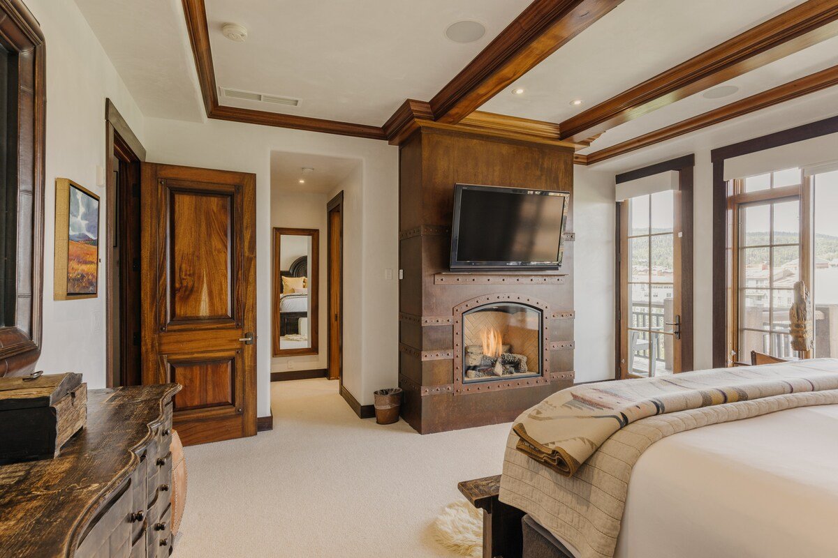 Ski Valet, Walk to Ski, Views | By InvitedHome gallery image 5