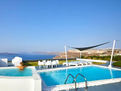 Serenity Villa with caldera view & heated pool