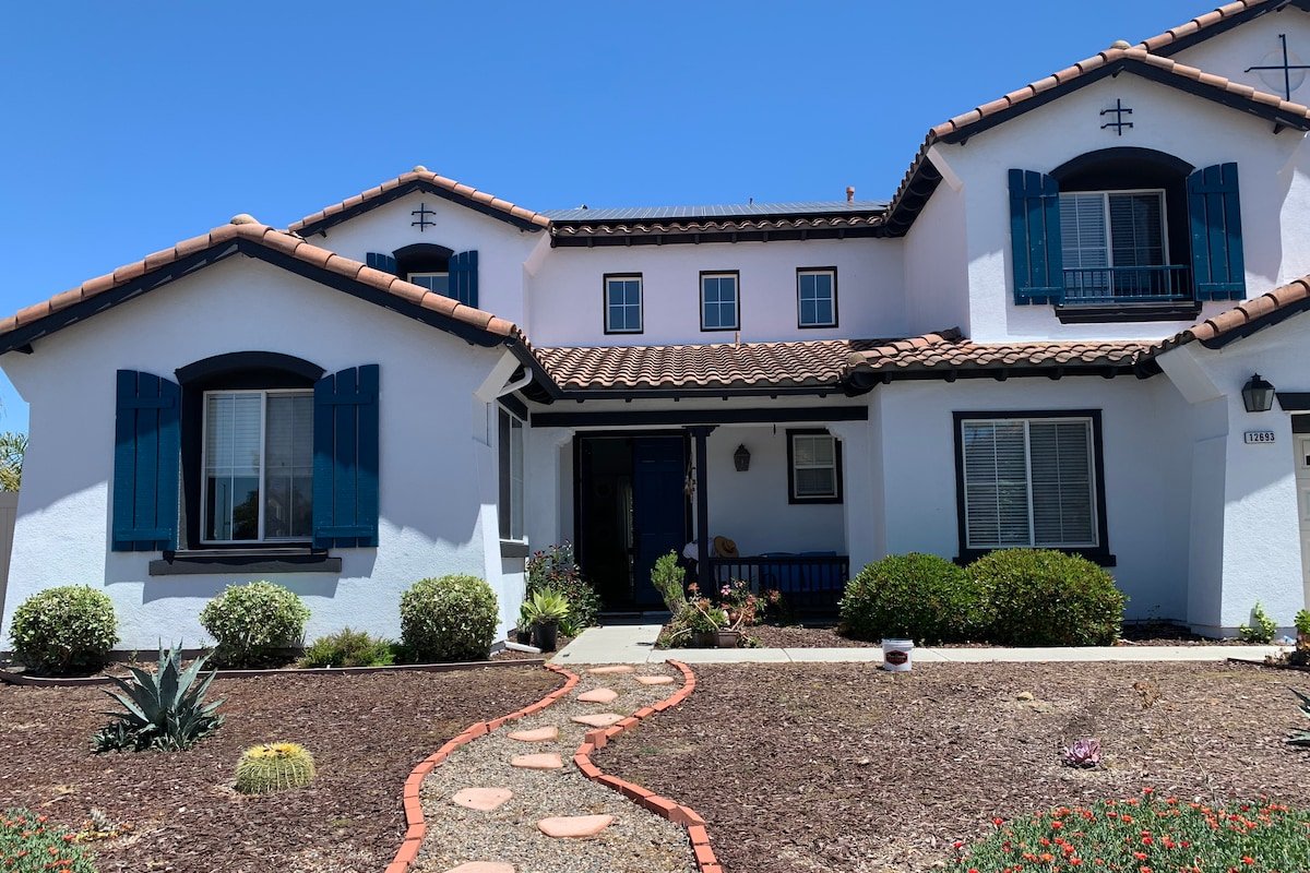 Stylish San Diego Fall Oasis with Pool & Jacuzzi gallery image 4