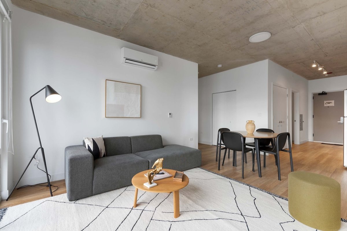 Large Group? Lincoln Park 4BR: Near Train & More gallery image 2