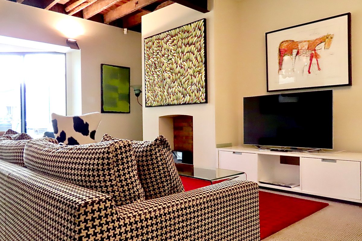 Elegant Inner-City Home: Experience Urban Luxury