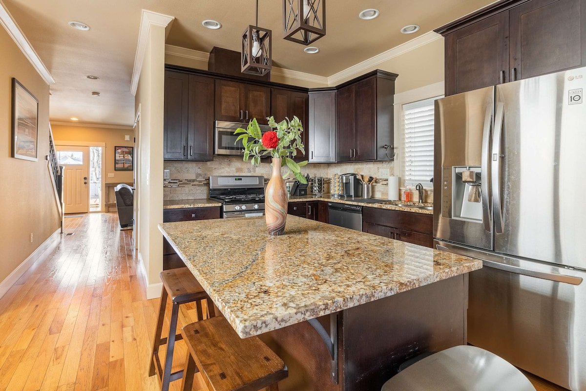 Luxury Home • Great Location • 4BR • Sleeps 12 gallery image 5