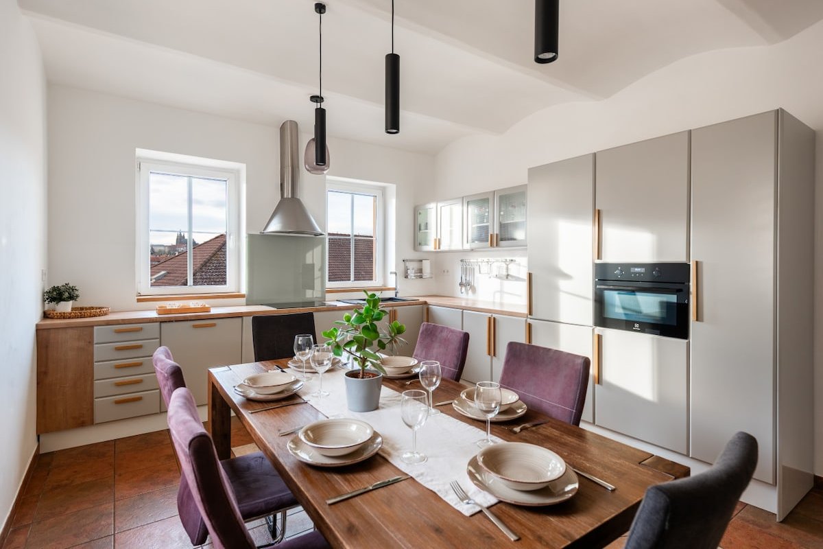 DOT 3 bdr Apartment with Tyn Cathedral View & A/C gallery image 2