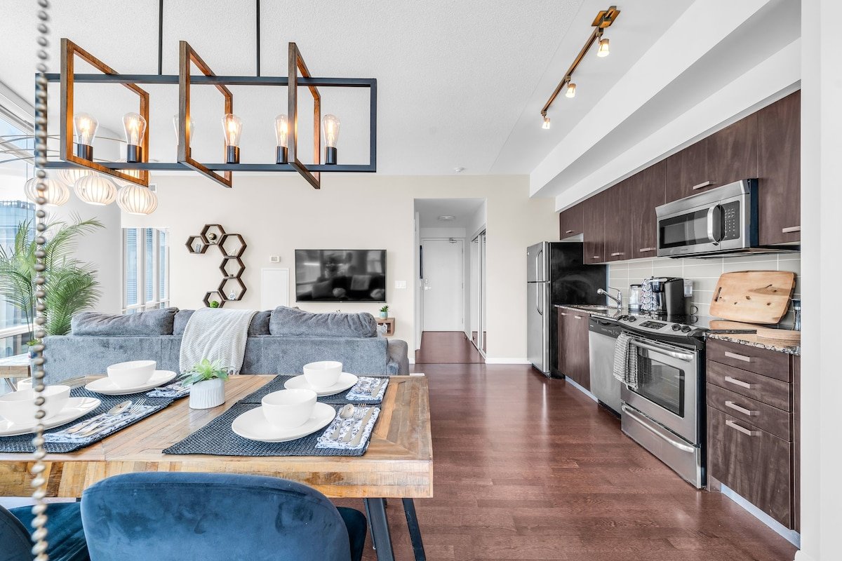 NEW | Luxury Condo | Core DT | UofT | Parking gallery image 5