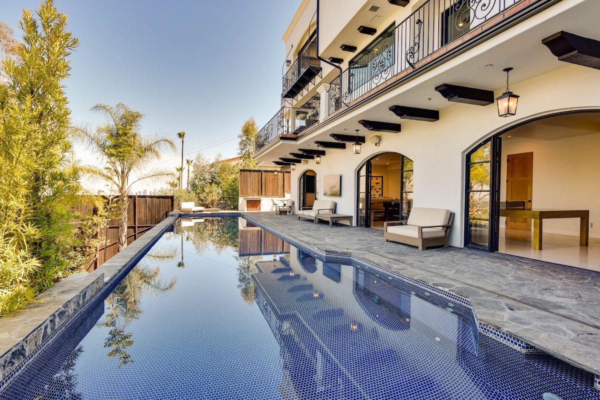 Luxury Modern Hollywood Hills Villa gallery image 5