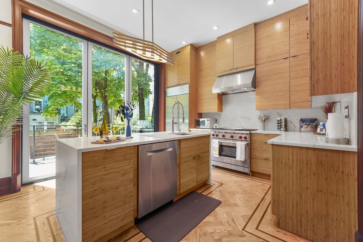 Large Upscale 6br 4.5ba~Backyard~Chef’s Kitchen gallery image 5