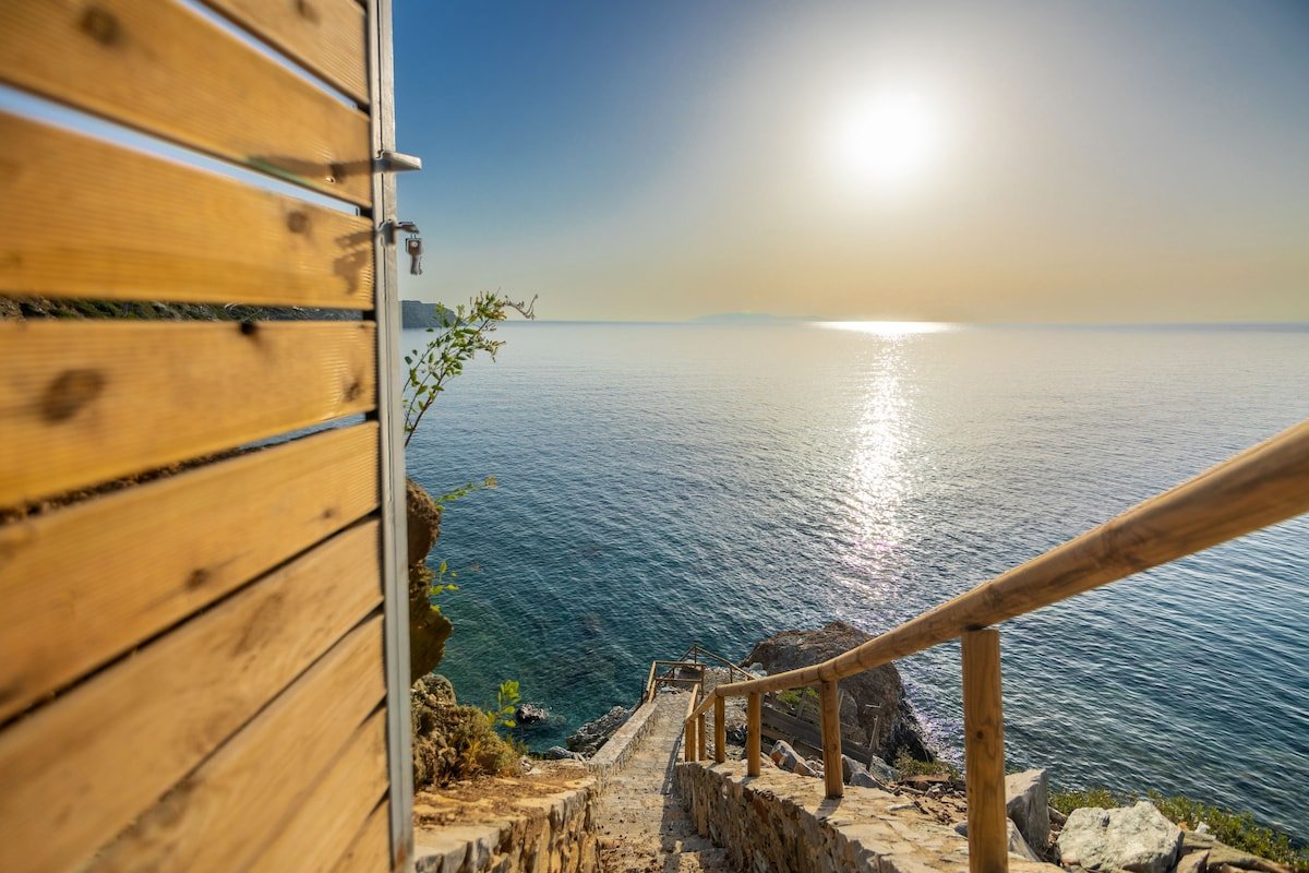Stunning sea views & Access to a Cove by etouri gallery image 4