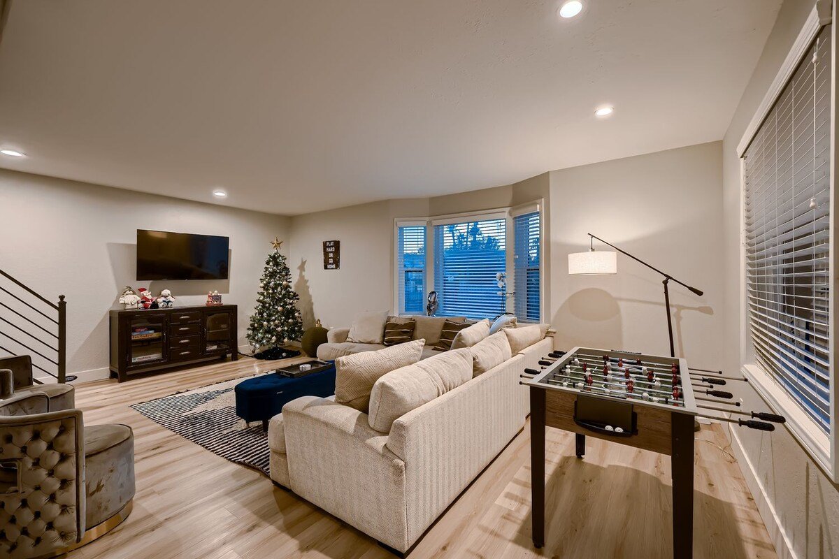 Lux life! Central location for business or play! gallery image 4