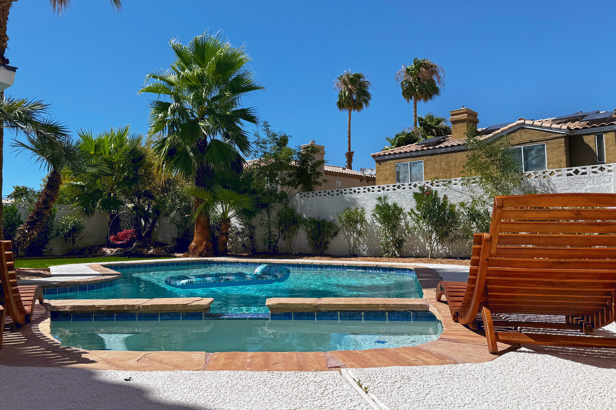 Sleeps 12, XL Pool/Spa/BBQ Retreat & Gameroom loft