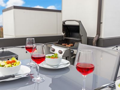 15 Min Stadium, Downtown & Airport. Walkable!