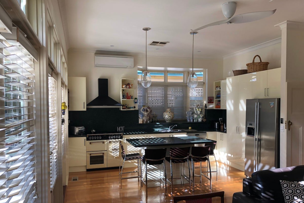 3 Bedroom, 3.5 bathrm, Home w double garage gallery image 4