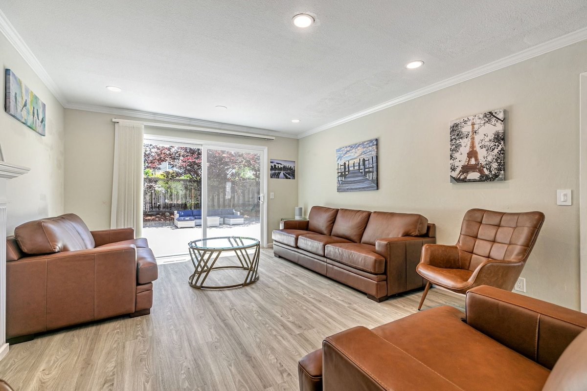 Spacious 4BR Quiet Retreat w/ Huge Backyard in MV gallery image 3