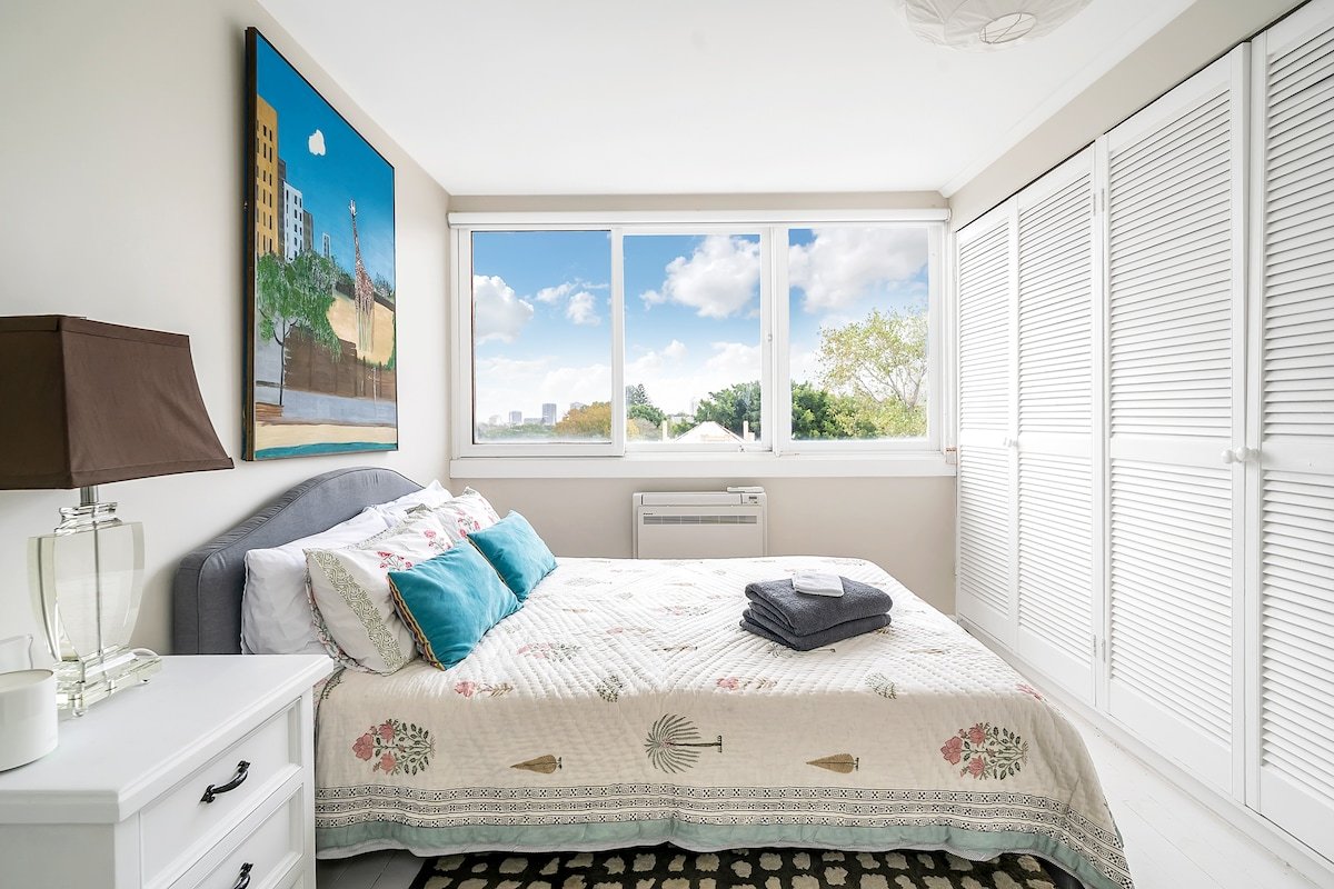 Perfect Location 3 bdr Paddo Terrace Parking+Pets gallery image 5