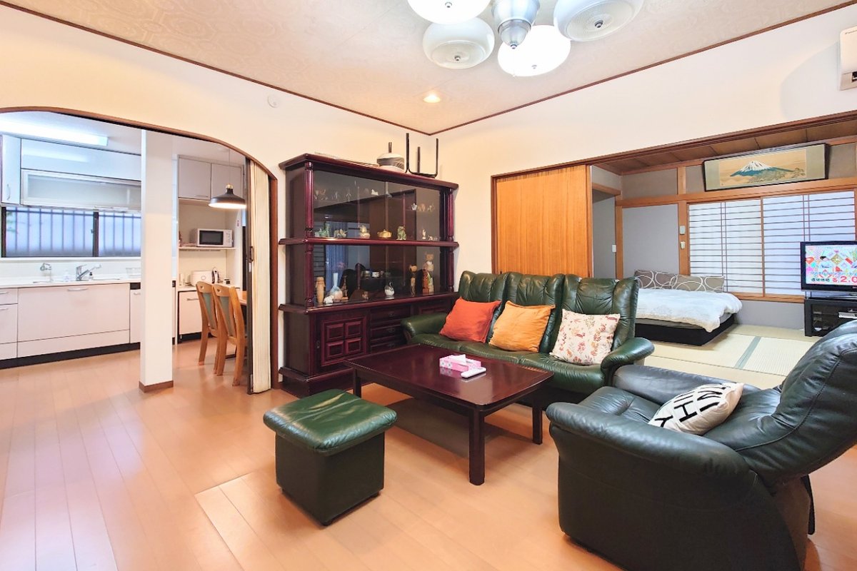 4 minutes direct to Shinjuku Maximum 13 persons