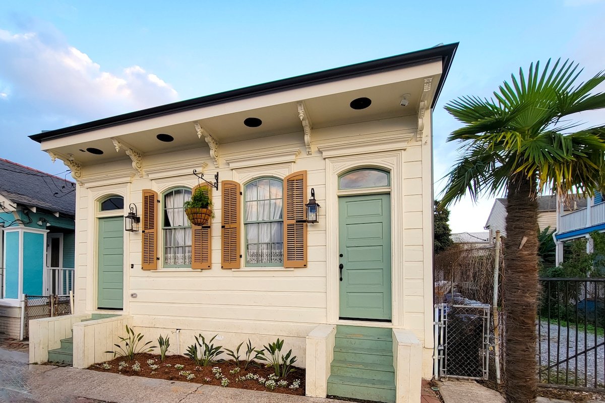 Eclectically Appointed Home w Salt Water Pool/Spa gallery image 3