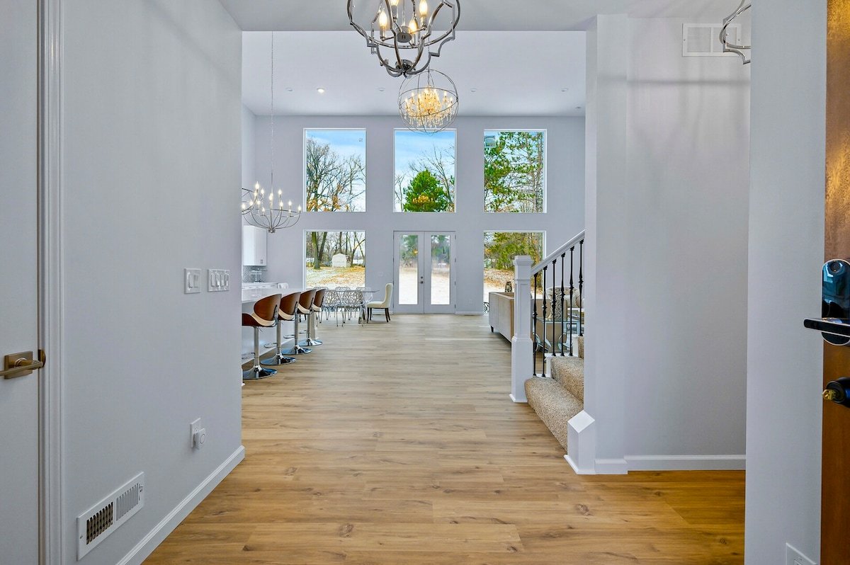 Stunning Elegant Retreat. Central. New home! gallery image 5