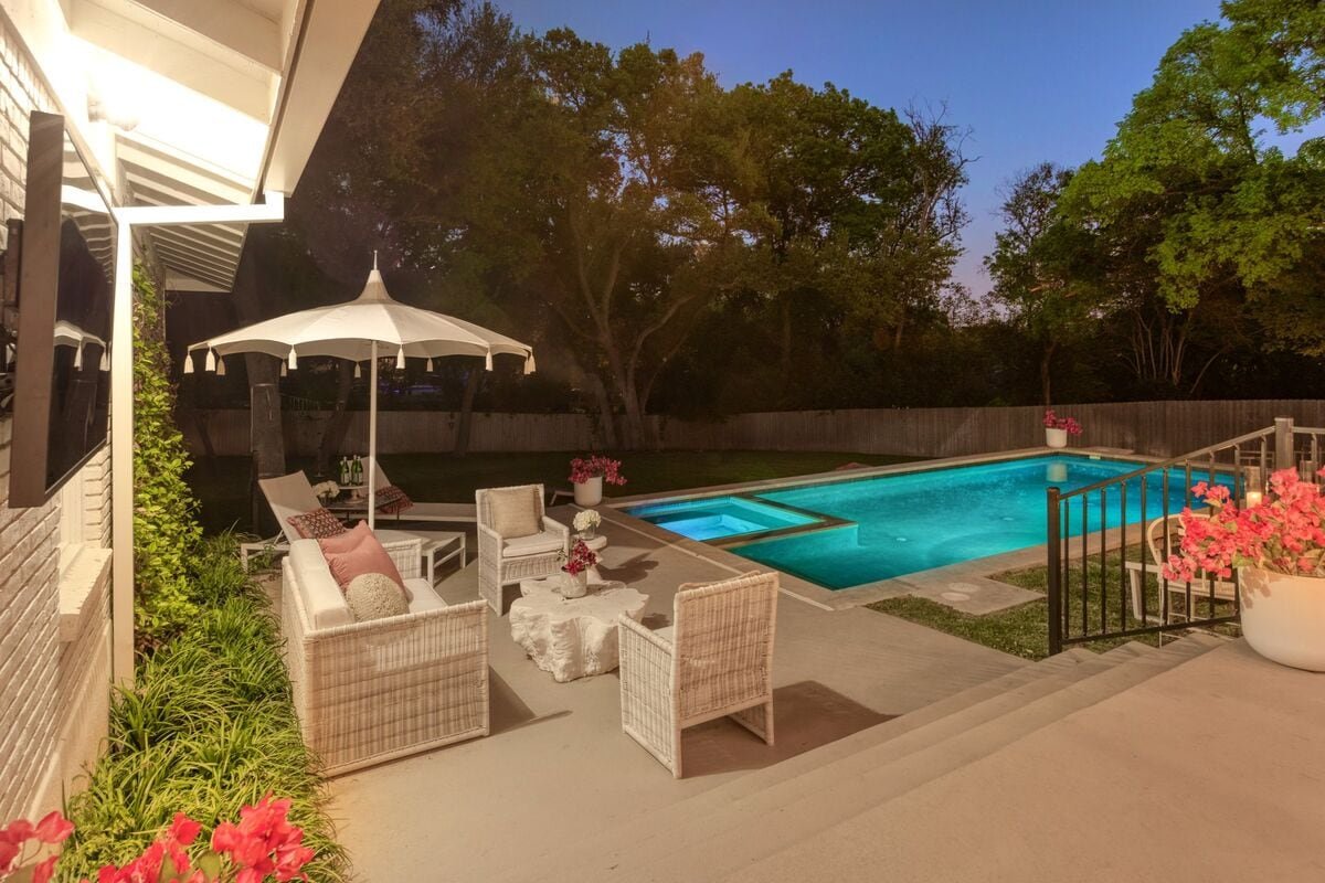 Downtown | Heated Pool | Hot Tub | Ping Pong gallery image 2