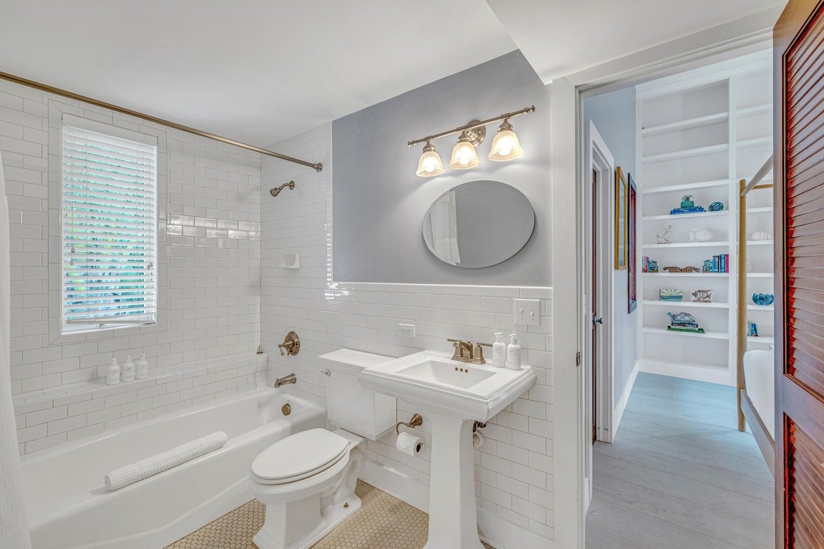 Private Beach, Pickleball Court and Tiki Bar gallery image 4