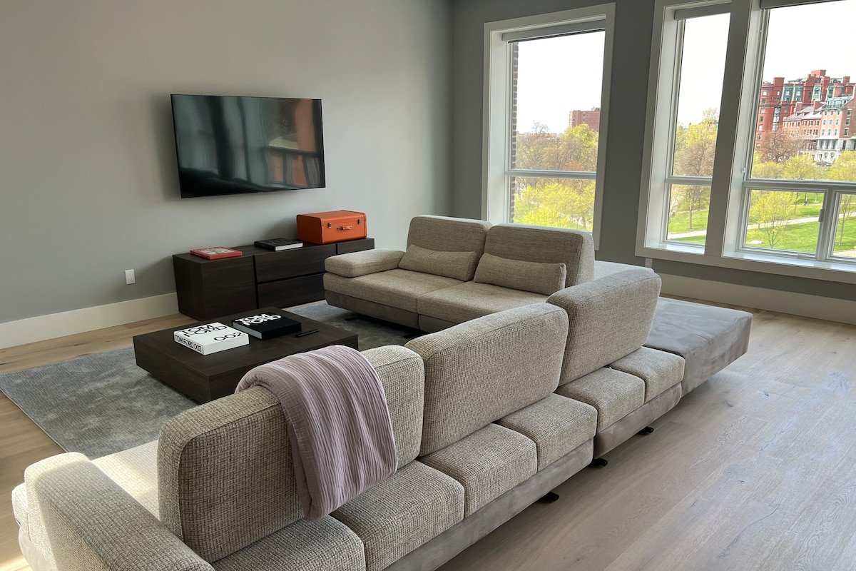 Penthouse luxury suite. Huge great room. 3 beds. gallery image 4