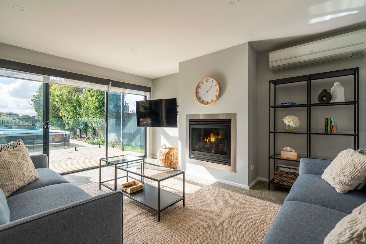 Ultimate Luxury family Home With Spa Pool gallery image 3