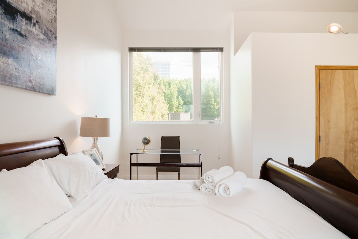 Century City Retreat with High Ceilings gallery image 3