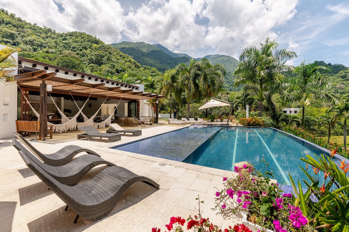 Med001 – Luxury villa with pool near Medellin