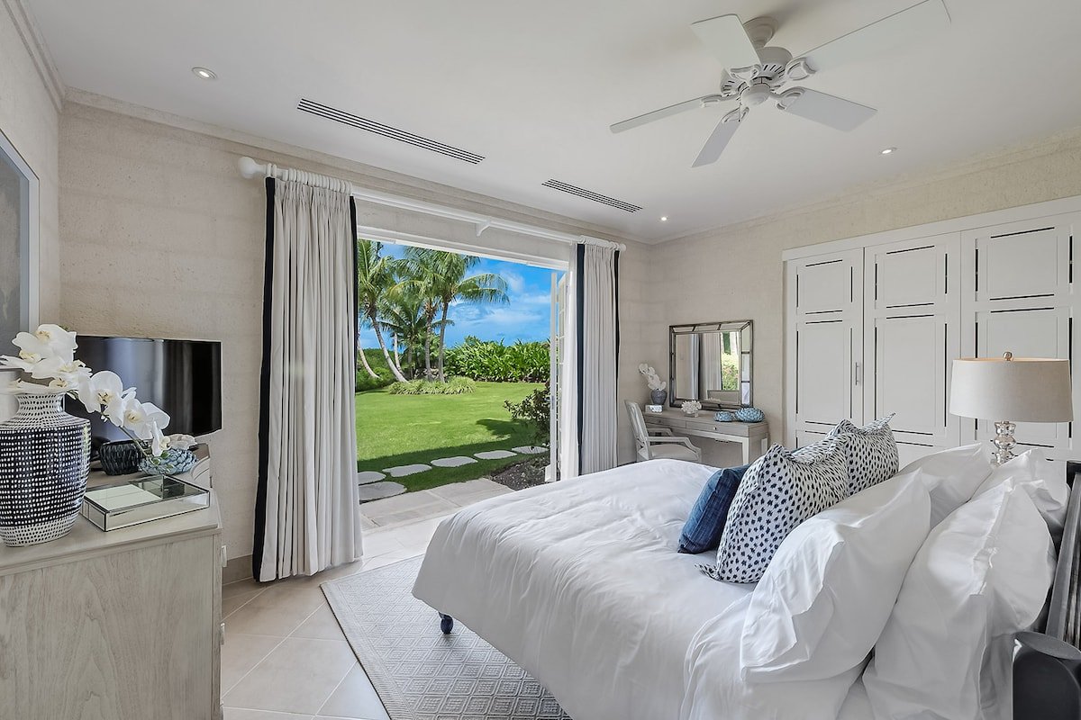 Westland Heights Villa, St James sleeps 10 gallery image 5