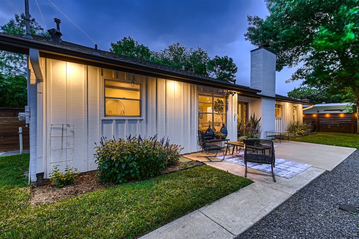 Austin Oasis wt Pool+Outdoor Hangout Space gallery image 5