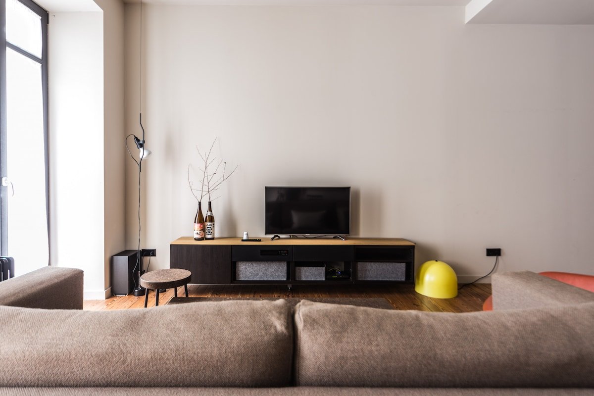 Bella Easo, in the city center gallery image 3