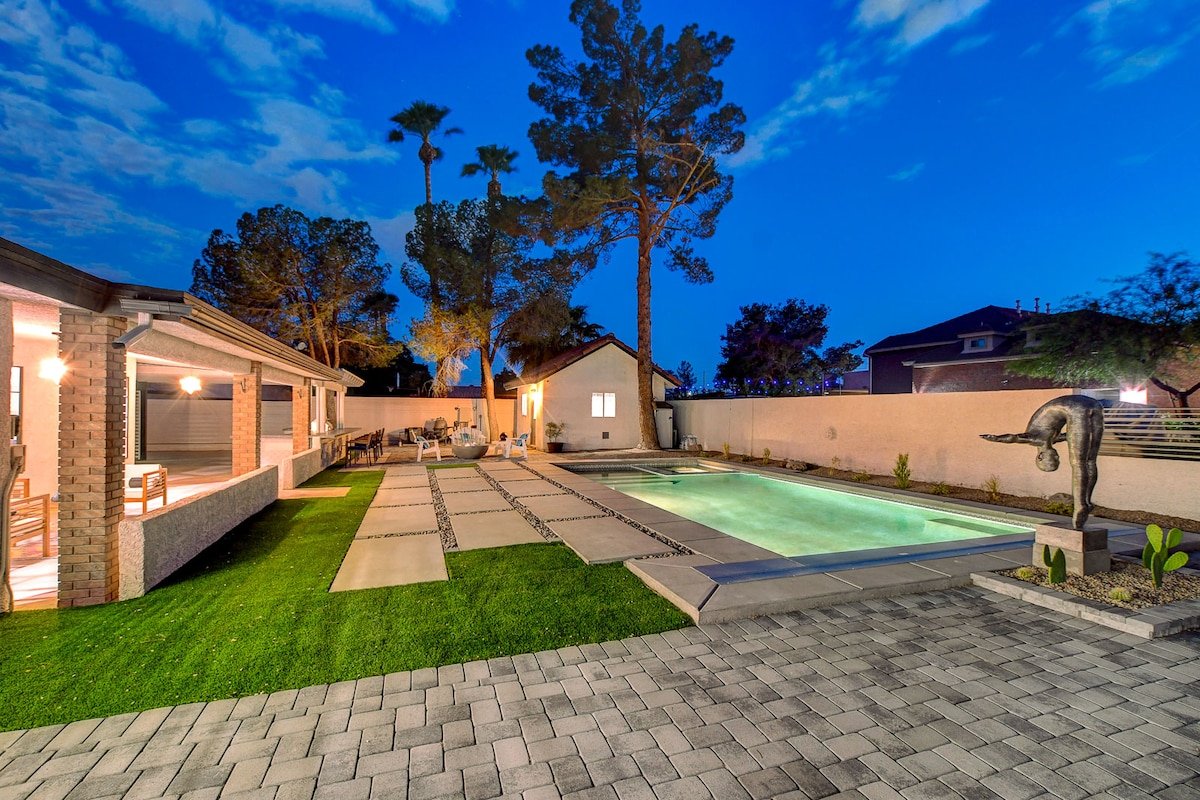 Vibrant Villa-6 miles from strip gallery image 4