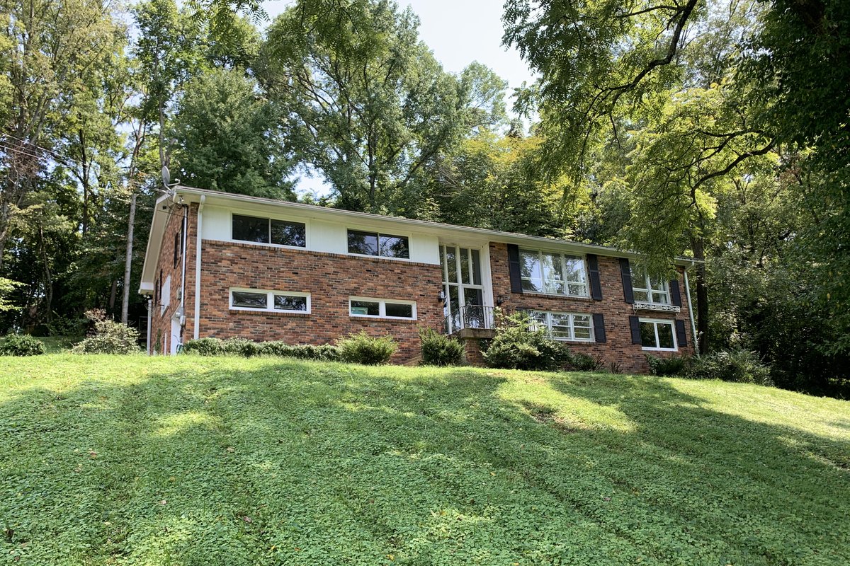 Hilltop Home – comfy, open, quick to downtown/BNA