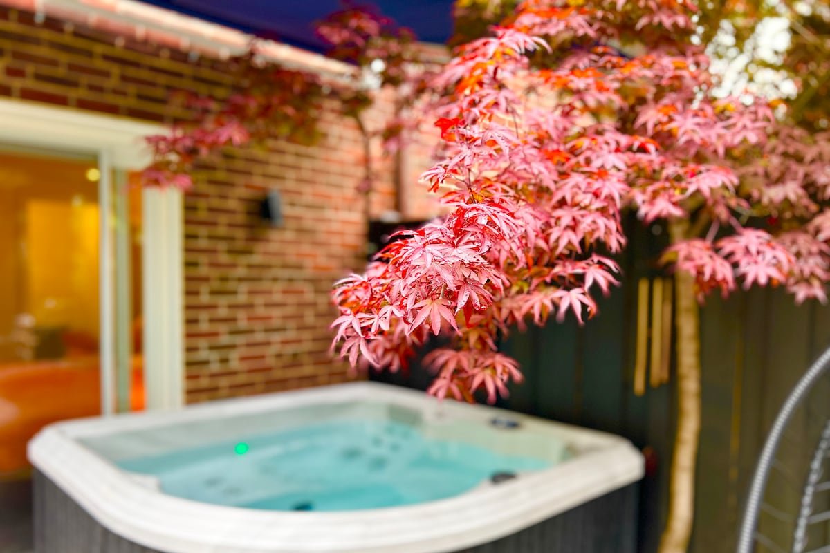 Chic Oasis – Hot Tub/Free Parking/5 min to Subway gallery image 3