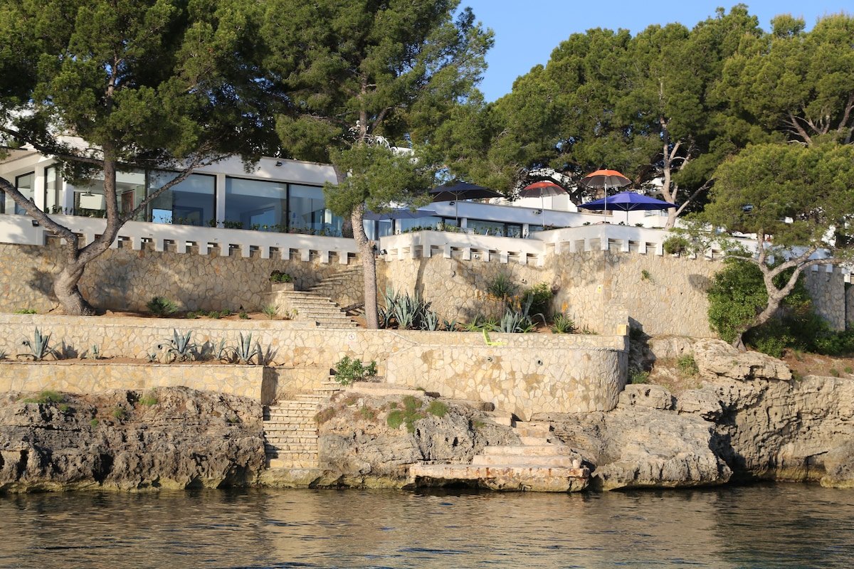 Luxurious Villa on the Sea gallery image 3