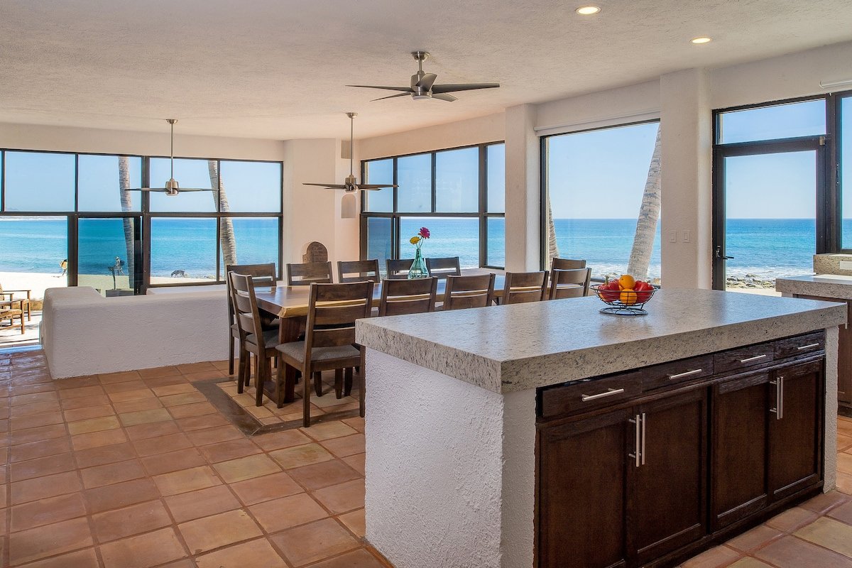 Villa Costa Azul -Beachfront Surfer’s Paradise gallery image 3