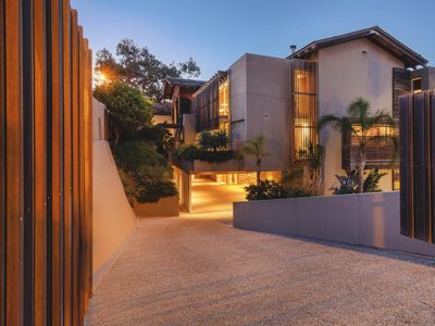 1-7-4 on Kloof, Bantry Bay (heated pool)