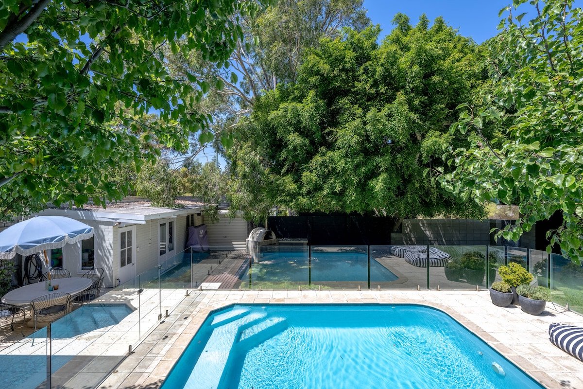 Gum Tree Manor – 5 bedroom + pool gallery image 3