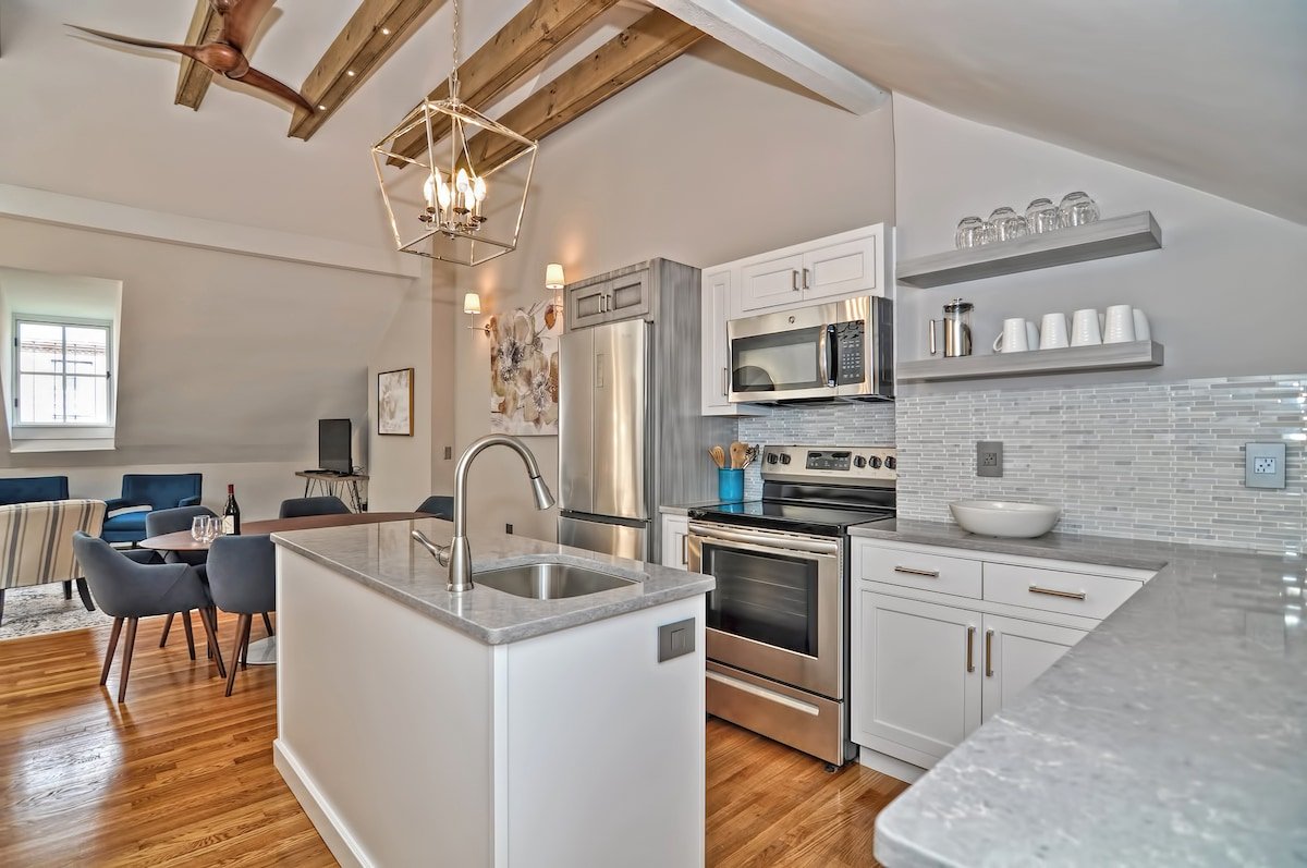 Classically Elegant, Quiet Beacon Hill Penthouse gallery image 5