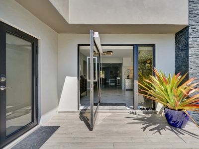 Modern Oasis, 1 mile to beach heated pool