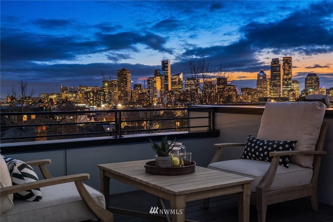 Modern 3BR townhome with stunning views/location gallery image 3