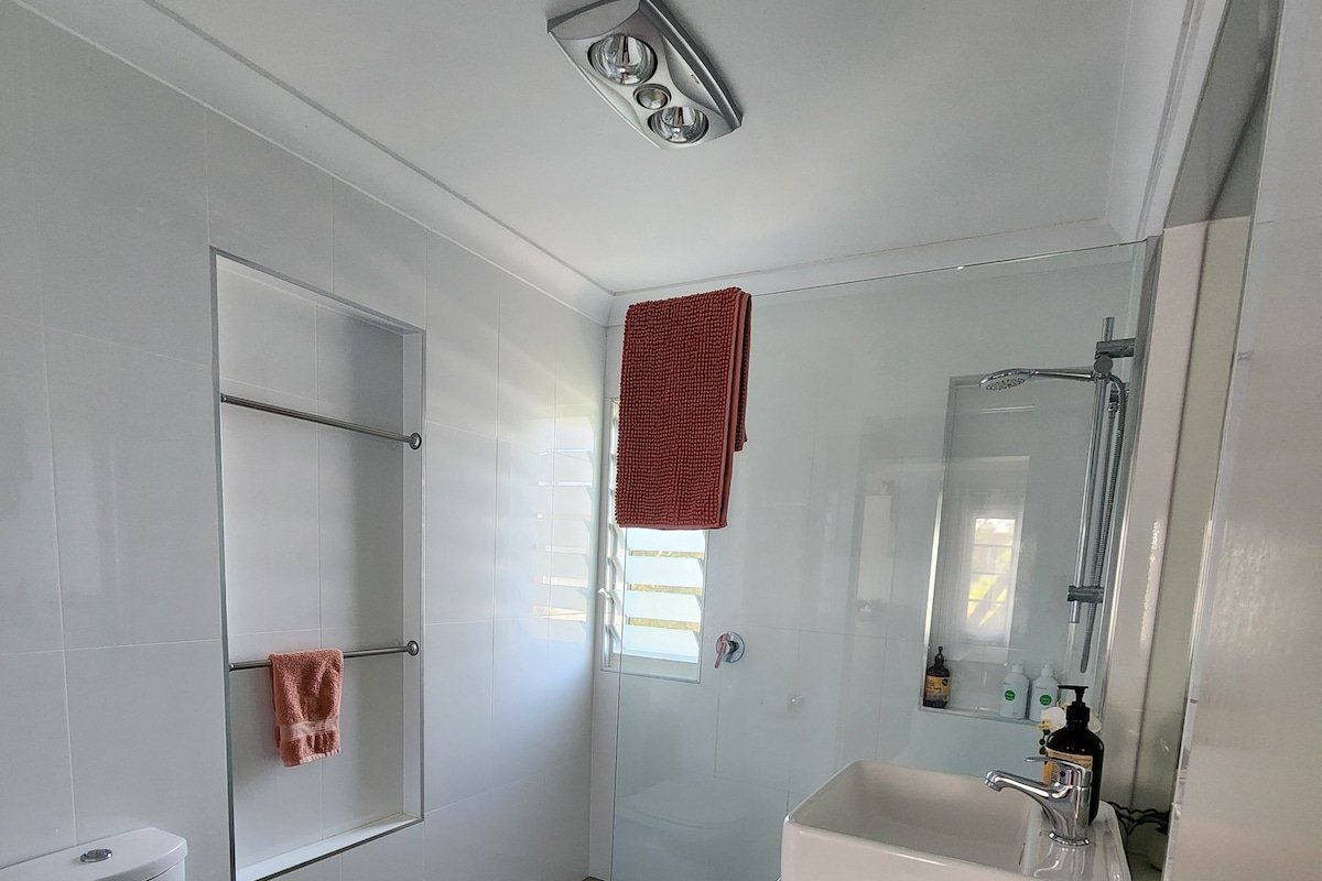 Private Home with 9.5m heated pool suburbanSTAY gallery image 5