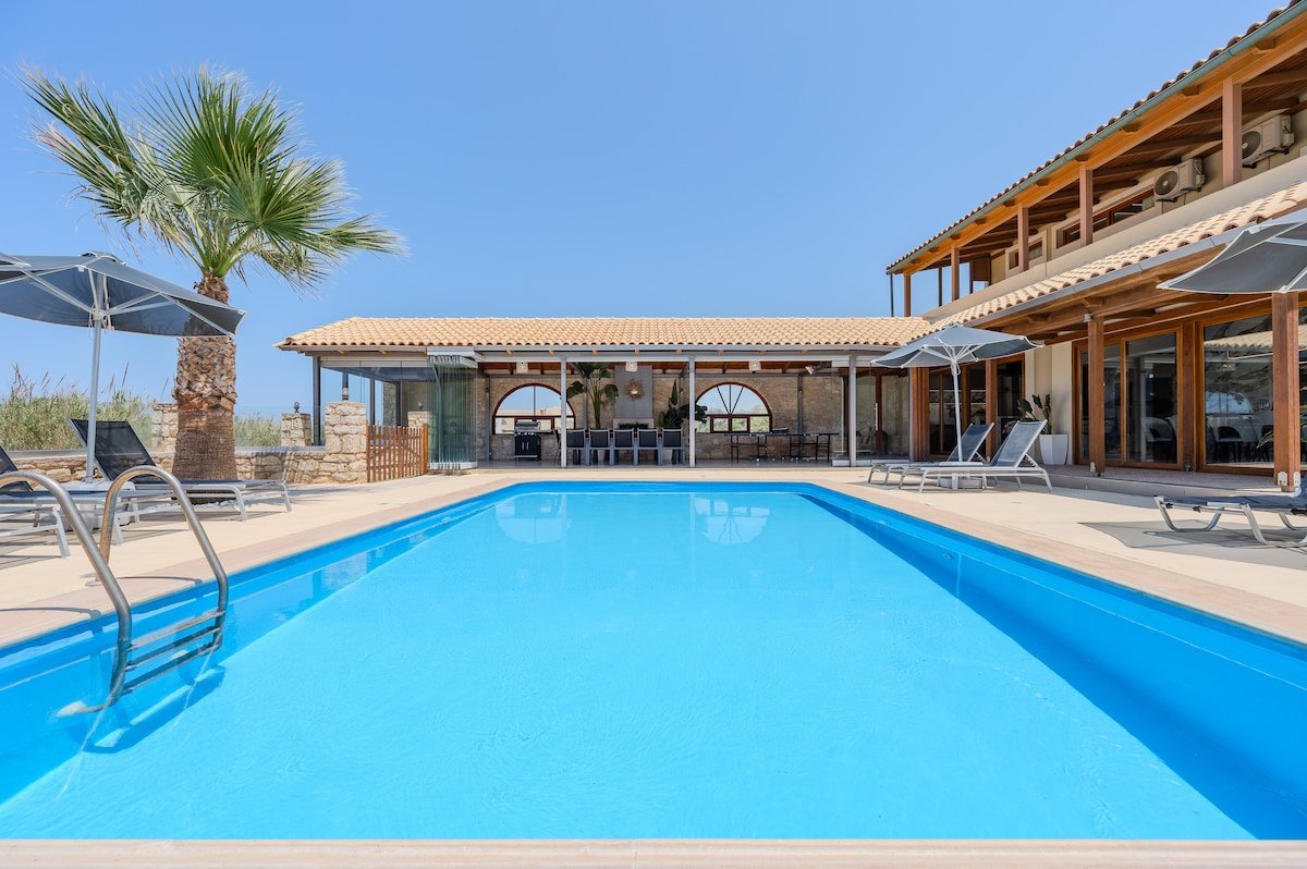 Golden sand beachfront villa, 6 Bedrooms, Rethymno gallery image 3