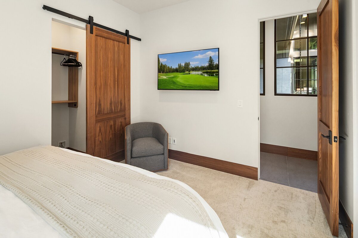 Lavish 7br Golf Getaway! 12th Man Gameroom-Hot Tub gallery image 4