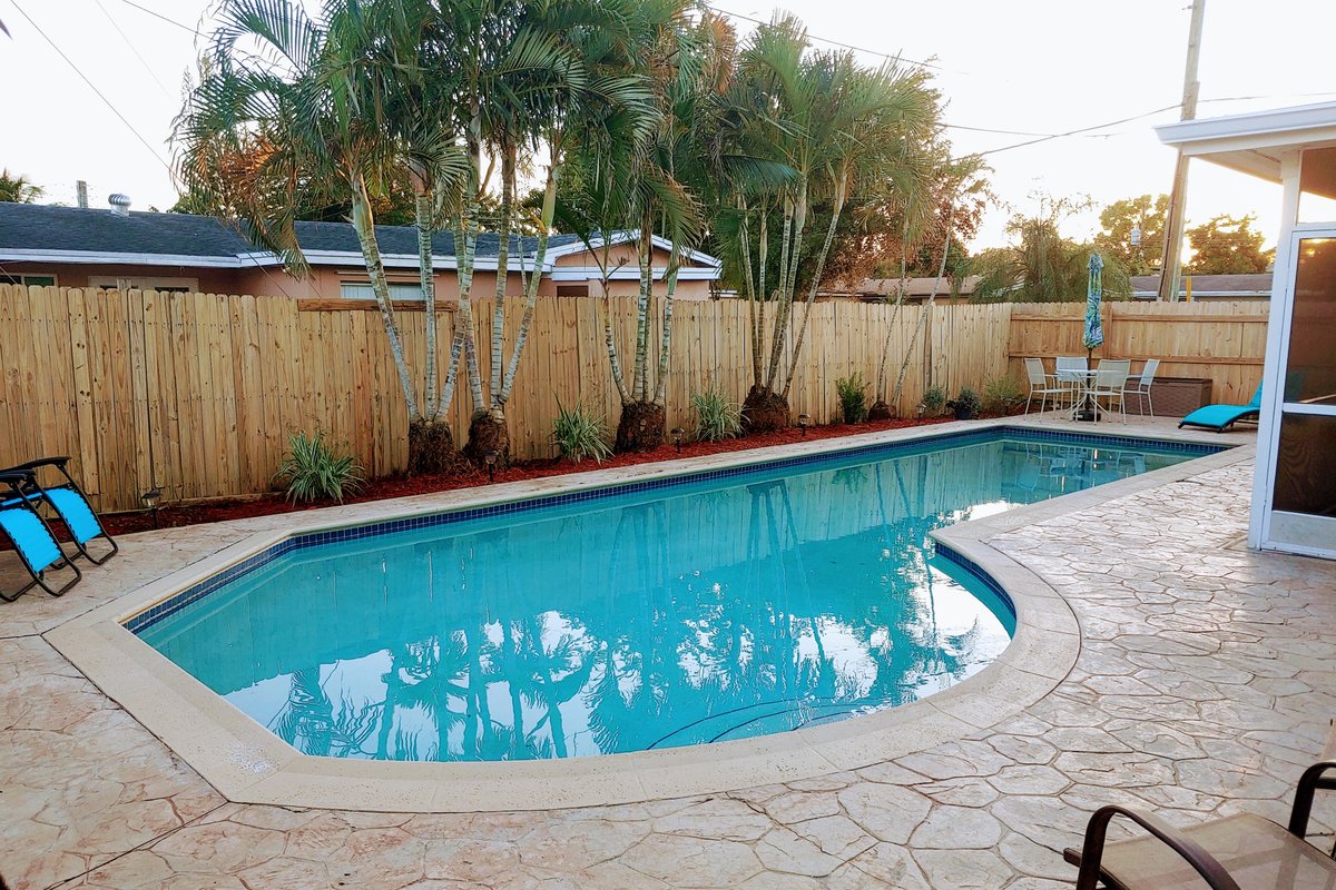 Amazing 5 Bedroom Pool Home 28 day+Great Location!