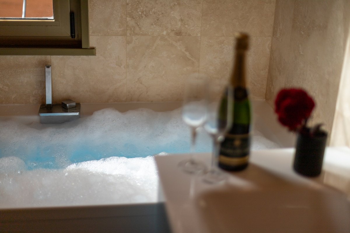 Stylish Jacuzzi&Sauna Vatican apt (by Flatinrome) gallery image 4