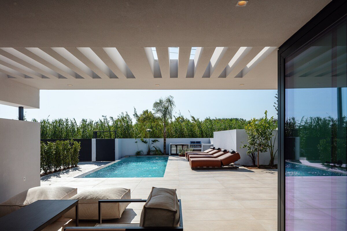 Nuera III: Modern 3BR Villa, 300m from the Beach gallery image 5
